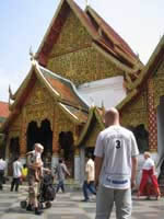 Fisker B ved tempel i dejlige Thailand